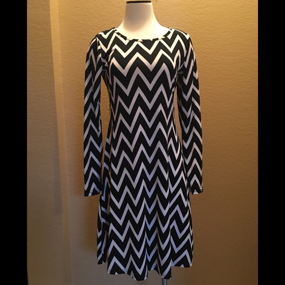 Reborn-Chevron Black Off-White A-Line Dress